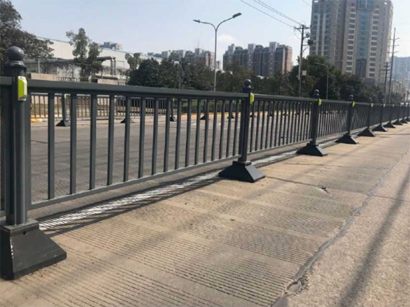 昆山機(jī)場路道路護(hù)欄